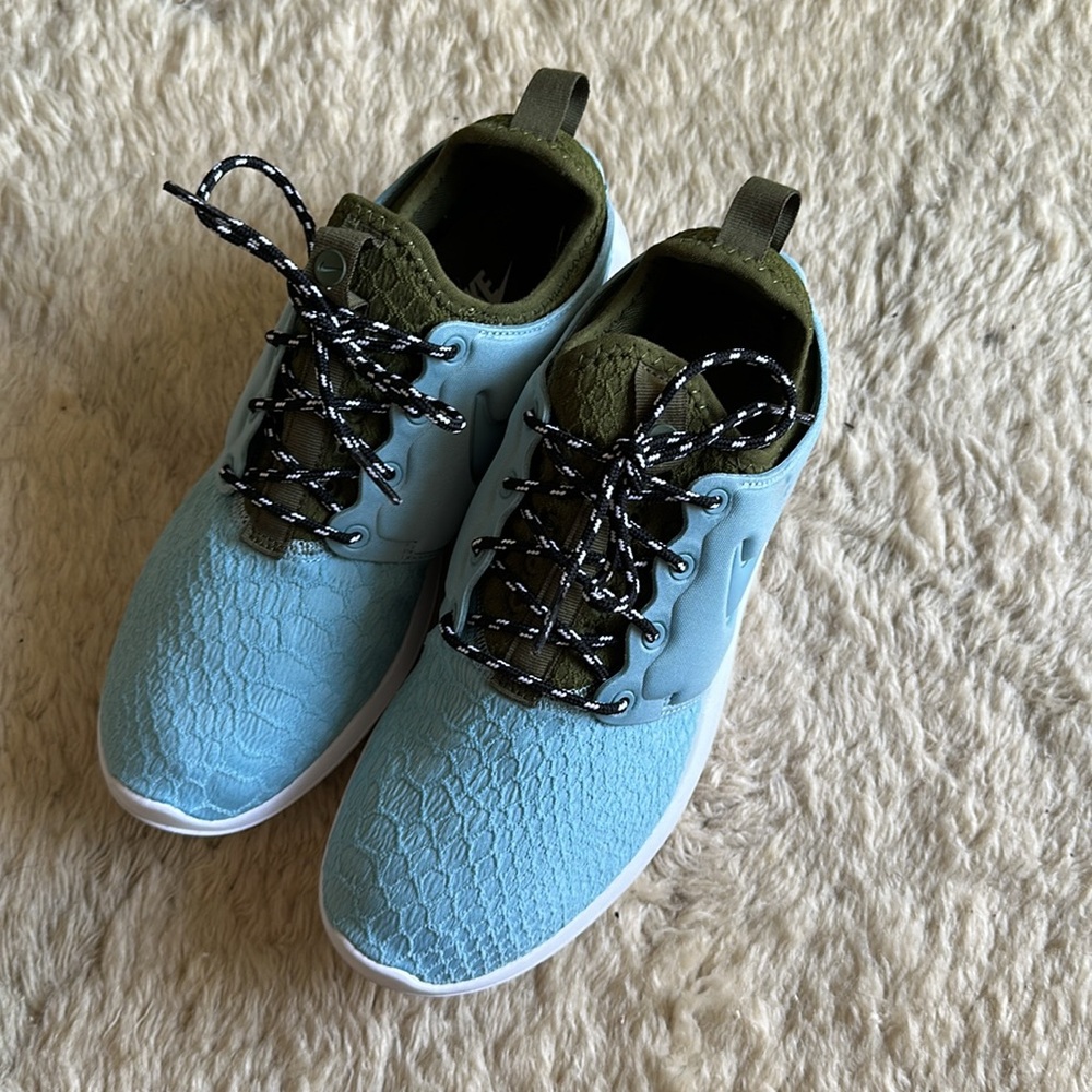 Nike Roshe Two SE Women EUC - Picture 4 of 15
